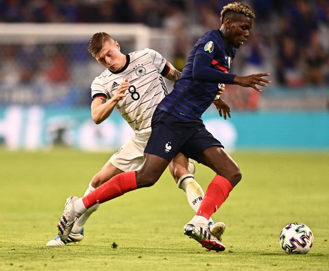 프랑스의 폴 포그바가 15일(현지시간) 유로 2020 F조 1차전에서 독일의 토니 크로스를 제치고 있다. 뮌헨/로이터 연합뉴스