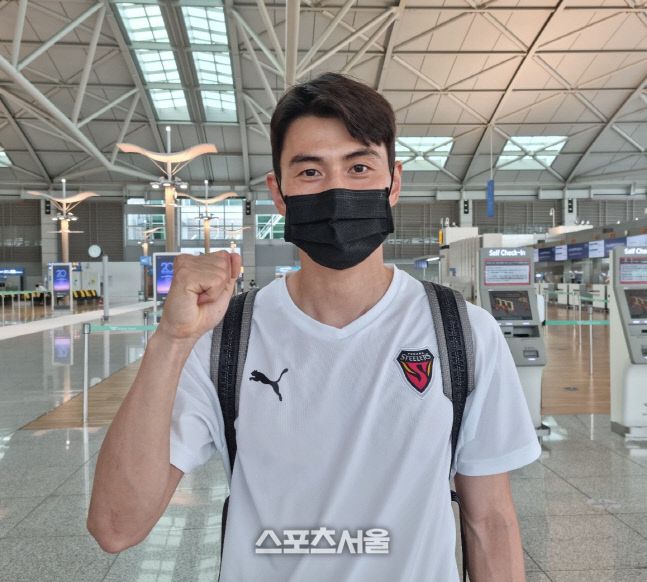 포항 임상협이 지난 18일 태국 출국 전 포즈를 취하고 있다. 인천공항 | 박준범기자