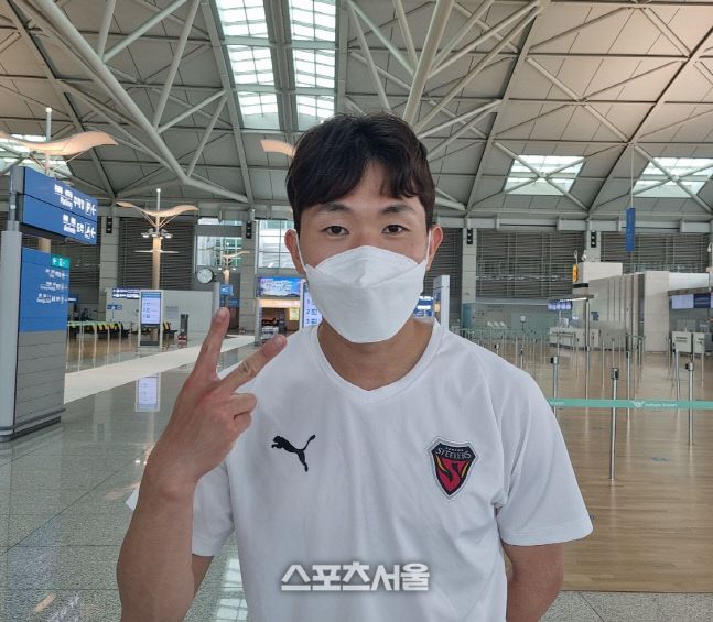 포항 강상우가 지난 18일 인천공항에서 출국 전 포즈를 취하고 있다. 인천공항 | 박준범기자