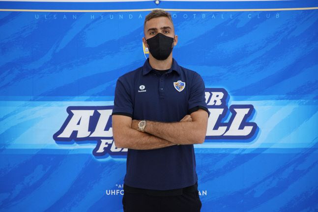 울산 현대 루카스 힌터제어가 22일 인천국제공항에서 아시아 챔피언스리그가 열리는 태국 방콕으로 출국 직전 포즈를 하고 있다. 제공 | 울산 현대