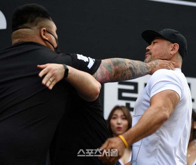 김재훈도 금광산의 목덜미를 잡으며 현장을 아연실색케 했다. 이주상기자 rainbow@sportsseoul.com