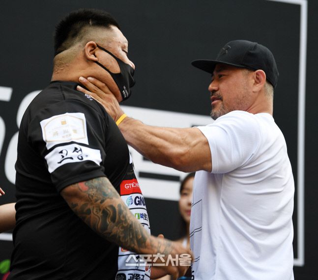 김재훈의 도발에 금광산이 김재훈의 목덜미를 잡고 있다. 이주상기자 rainbow@sportsseoul.com