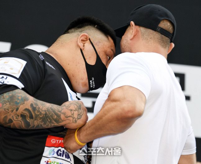 페이스오프에서 김재훈이 금광산에게 얼굴을 들이밀며 도발하고 있다. 이주상기자 rainbow@sportsseoul.com