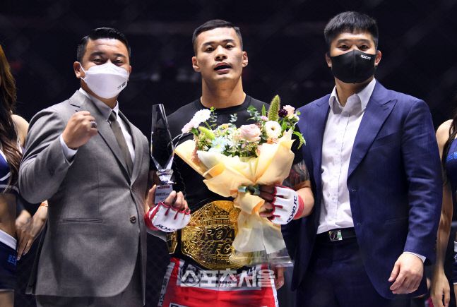 챔피언에 등극한 황인수를 아키우노 종합건설 박준혁 대표(왼쪽)와 김대환 ROAD FC 대표가 축하해주고 있다. 이주상기자 rainbow@sportsseoul.com