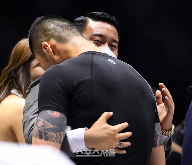 황인수가 아키우노 박준혁 대표의 축하를 받고 있다. 이주상기자 rainbow@sportsseoul.com