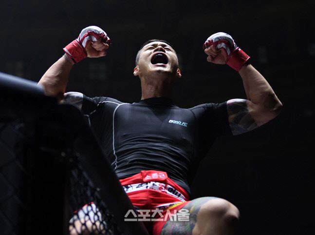 황인수가 오일학을 꺾고 케이지에 올라 기뻐하고 있다. 이주상기자 rainbow@sportsseoul.com