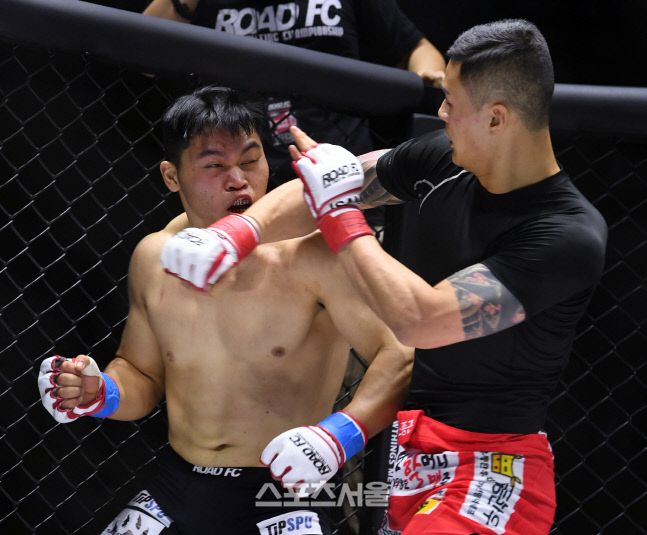 황인수와 오일학이 타격전을 펼치고 있다. 이주상기자 rainbow@sportsseoul.com