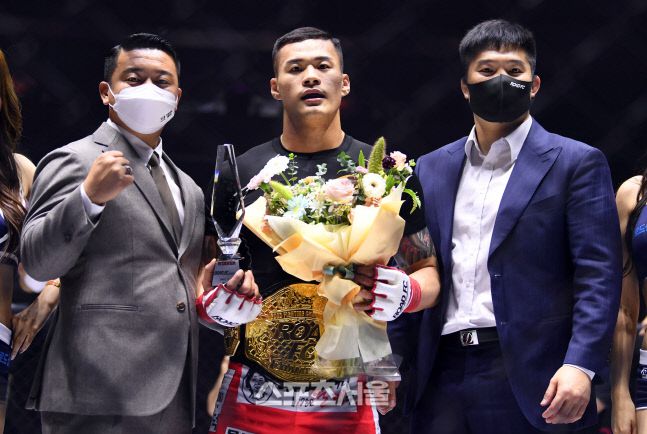 챔피언에 등극한 황인수를 박준혁 아키우노 대표와 김대환(오른쪽) ROAD FC 대표가 축하해주고 있다. 이주상기자 rainbow@sportsseoul.com