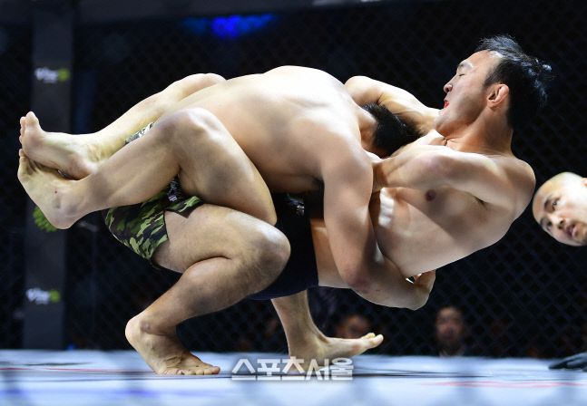 김수철이 2019년 ROAD FC 057에서 번외경기로 열린 그래플링 스페셜 매치에 출전해 일본의 시미즈 슌이치와 대결을 벌이고 있다. 김수철은 압도적인 실력으로 시미즈를 물리쳤다. 이주상기자 rainbow@sportsseoul.com