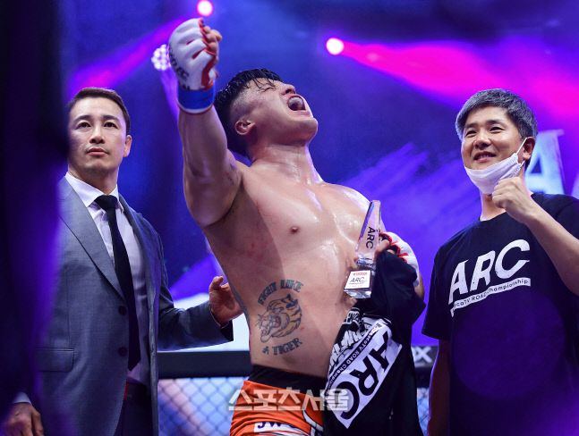 ARC 001 메인이벤트에서 허재혁을 물리친 배동현(가운데)을 정문홍 회장(왼쪽)과 정찬용 아프리카TV 대표가 축하해 주고 있다. 이주상기자 rainbow@sportsseoul.com