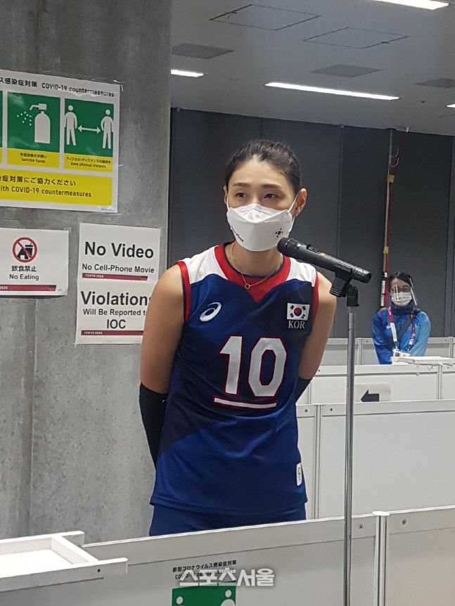 김연경이 4일 일본 도쿄 아리아케 아레나에서 열린 2020 도쿄올림픽 배구 여자 8강전 터키전에서 승리 후 믹스트존에서 인터뷰하고 있다. 도쿄 | 김용일기자