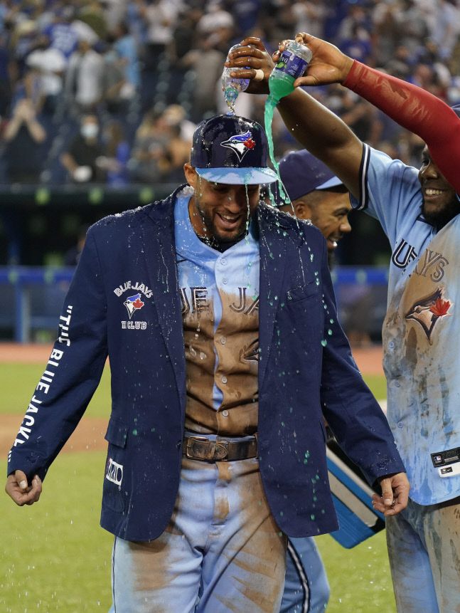 토론토 외야수 조지 스프링어가 9일 보스턴과 홈경기에서 승리한 후 팀 동료 블라디미르 게레로 주니어로부터 음료수 세리머니를 당하고 있다. 토론토 | USA투데이 연합뉴스