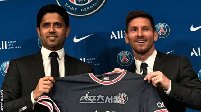 리오넬 메시(오른쪽)가 PSG와의 입단 서명식을 마친 뒤 나세를 알 켈라이피 PSG회장과 새로운 유니폼을 들어보이고 있다. /BBC캡쳐