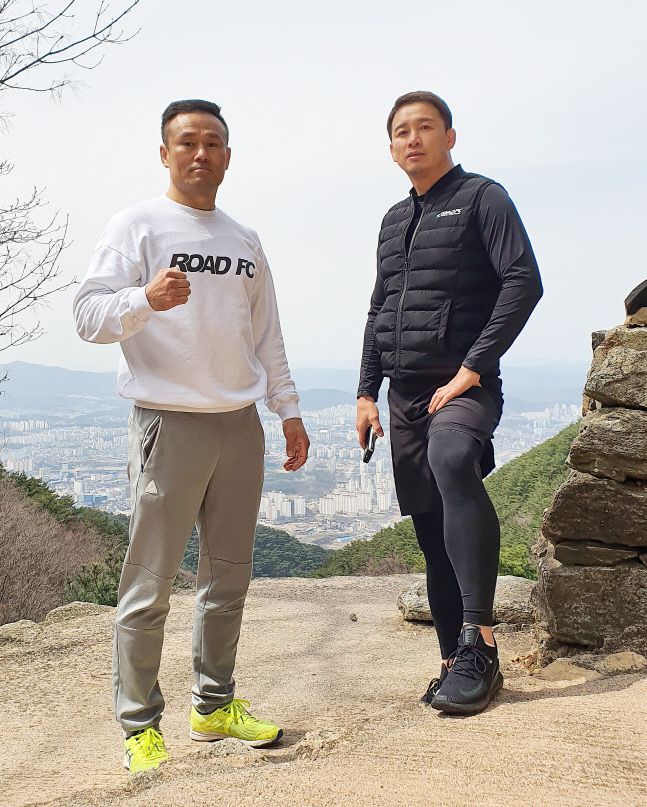 신동국이 정문홍 회장과 산행을 즐기고 있다.