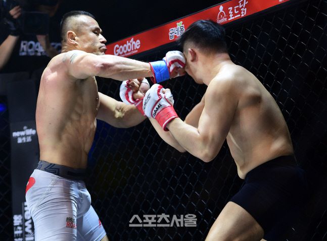 신동국이 2019년 12월에 열린 ROAF FC 057에서 남의철에게 펀치 공격을 하고 있다. 이주상기자 rainbow@sportsseoul.com