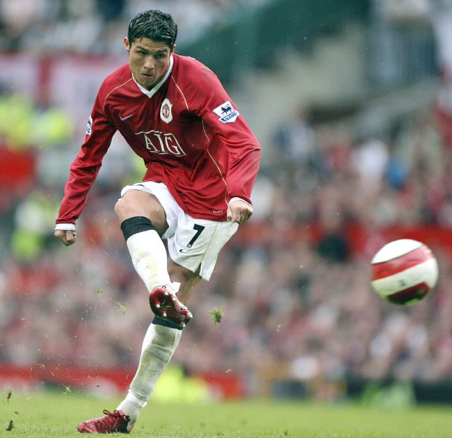 맨유 시절 호날두가 주특기인 무회전 프리킥을 날리고 있다. 지난 2006년 10월 뉴캐슬과의 잉글랜드 프리미어리그 경기에서다. AP 연합뉴스