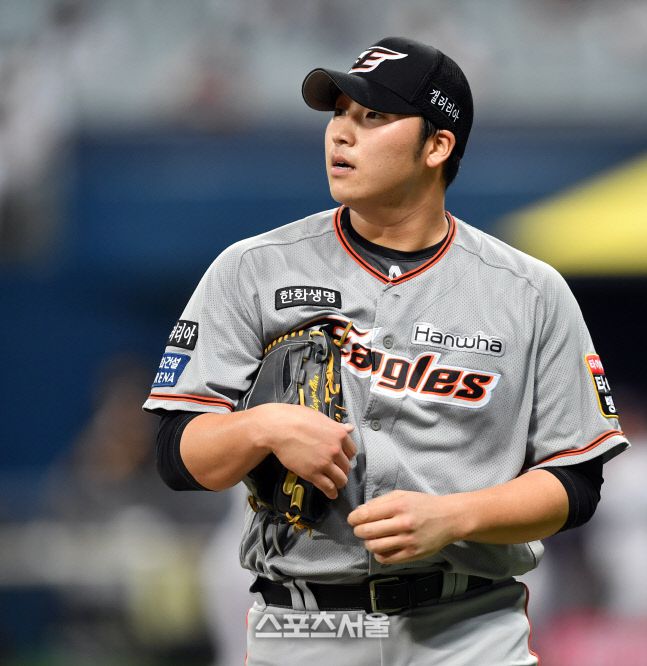 한화 김민우가 지난달 12일 고척 키움 전에서 이닝을 마친 뒤 더그아웃으로 들어가고 있다.  스포츠서울DB