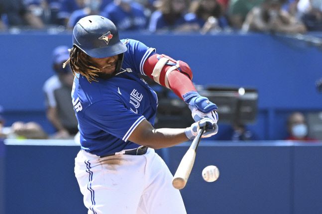 토론토 블루제이스 공격의 핵 블라디미르 게레로 주니어가 6일(한국 시간) 오클랜드 에이스전에서 4회 안타를 뽑고 있다. 게레로 주니어는 이날 5타수 3안타로 타율을 0.318로 끌어 올렸다. 토론토(캐나다)|AP연합뉴스