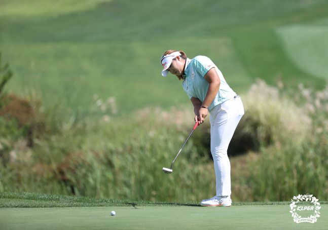 유해란이 엘크루-TV조선 프로 셀러브리티 2021 마지막 라운드 7번홀에서 퍼팅하고 있다. 제공|KLPGA