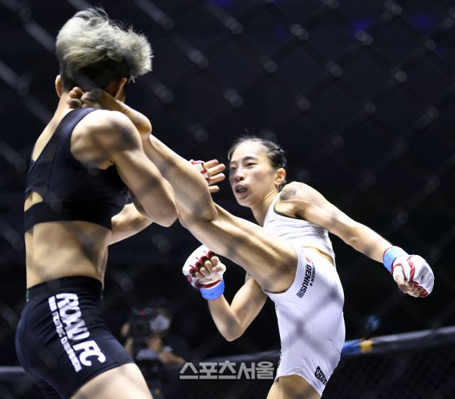 심유리가 박정은(오른쪽)에게 헤드킥 공격을 하고 있다. 이주상기자 rainbow@sportsseoul.com