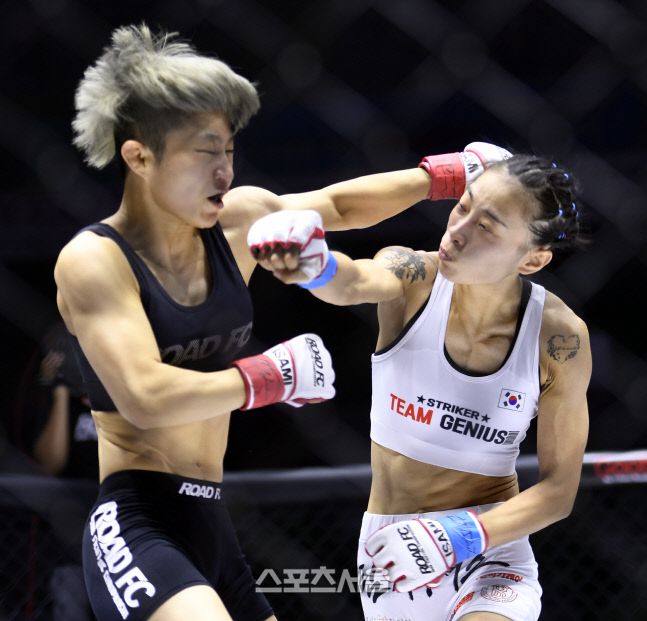 심유리가 박정은(오른쪽)에게 펀치 공격을 하고 있다. 이주상기자 rainbow@sportsseoul.com