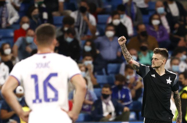 셰리프 티라스폴의 세바스티언 틸(오른쪽)이 후반 45분 결승골을 넣은 뒤 골세리머니를 하고 있다. 마드리드|로이터 연합뉴스