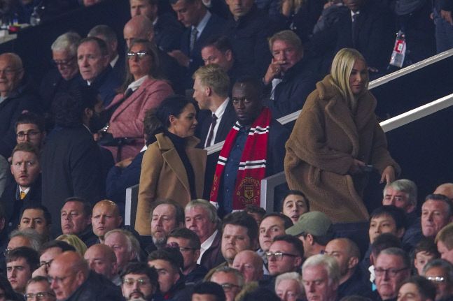 육상스타 우사인 볼트(가운데)가 맨체스터 유나이티드 스카프를 두르고 경기를 관전하고 있다. 맨체스터|AP 연합뉴스