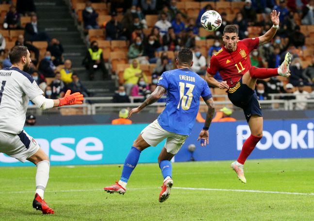 스페인의 골잡이 페란 토레스가 전반 추가시간 2분 자신의 두번째골을 터뜨리고 있다. 밀라노|EPA 연합뉴스