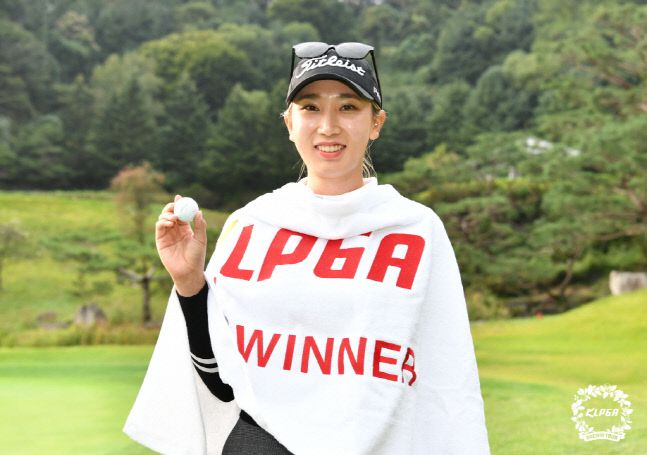 큐캐피탈파트너스 드림 챌린지 2차전에서 우승한 이수진이 우승 수건을 두르고 기뻐하고 있다. 사진제공 | KLPGA