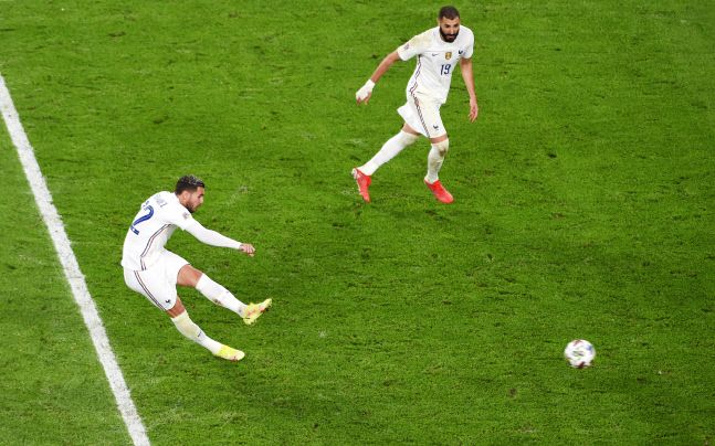 프랑스의 테오 에르난데스가 후반 45분 극장골을 터뜨리고 있다. 토리노|EPA 연합뉴스