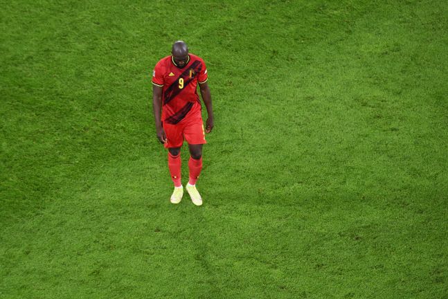 벨기에의 골잡이 로멜루 루카쿠가 고개를 숙인 채 그라운드를 떠나고 있다. 토리노|EPA 연합뉴스