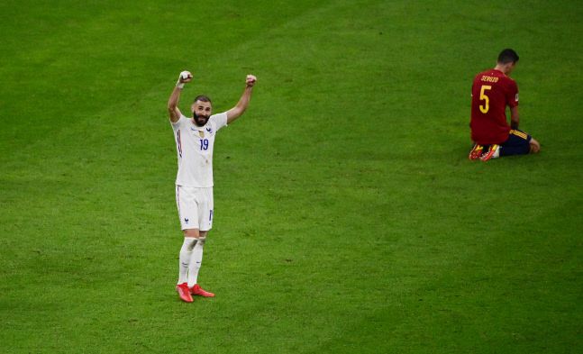 카림 벤제마가 프랑스의 우승 확정 뒤 좋아하고 있다. 그 옆은 스페인의 주장 세르히오 부스케츠. 밀라노|로이터 연합뉴스