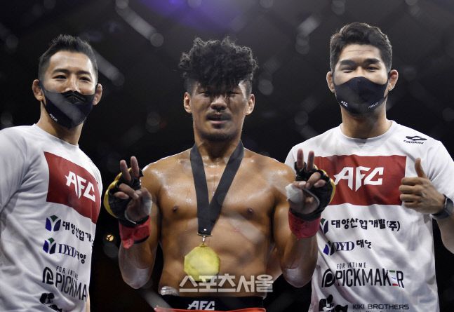 김경록(가운데)이 세컨드로 참가한 원챔피언십 챔피언 옥래윤(오른쪽)과 기념 촬영을 하고 있다. 이주상기자 rainbow@sportsseoul.com