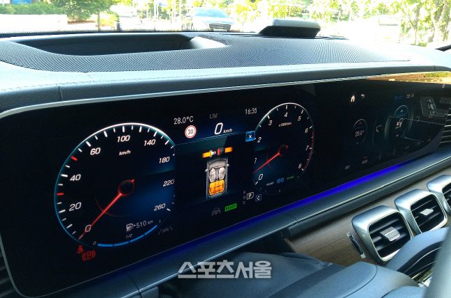 메르세데스-벤츠 ‘더 뉴 GLE 450 4MATIC’의 앞을 꽉 채우는 넓은 디스플레이.