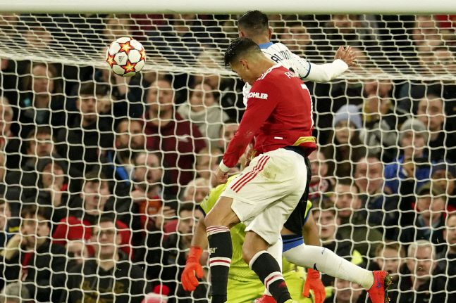 호날두가 후반 36분 루크 쇼의 크로스를 받아 명품 헤딩슛을 폭발시키고 있다. 맨체스터|AP 연합뉴스