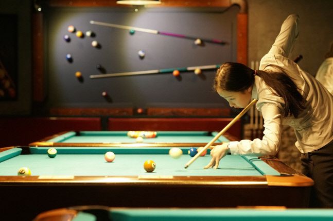 김혜림의 중학교 3학년 시절. 아버지가 운영한 동대문구 회기동 당구장에서 큐를 잡은 모습. 제공 | 김혜림