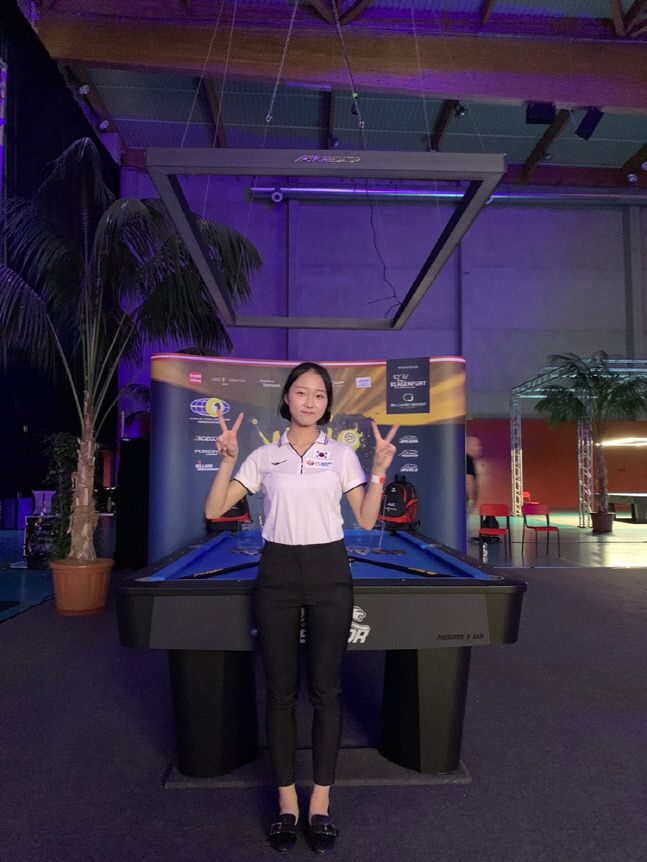 김혜림이 지난 10일 오스트리아 클라겐푸르트에서 끝난 2021 세계주니어9볼선수권에서 준우승을 차지한 뒤 포즈를 하고 있다. 제공 | 대한당구연맹
