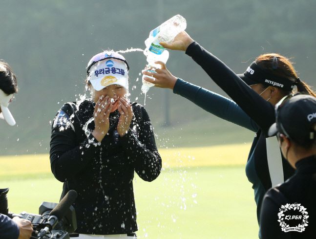 권서연이 ‘KLPGA 큐캐피탈파트너스 드림투어 왕중왕전’에서 우승한 후 동료들로부터 축하를 받고 있다. 사진제공 | KLPGA