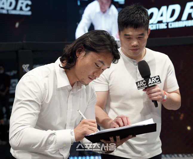 설영호가 ROAD FC 김대환 대표 앞에서 계약서에 사인을 하고 있다. 사진제공 | ROAD FC