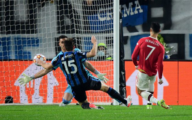 호날두가 전반 추가시간 1분 1-1 동점골을 넣고 있다. 베르가모|로이터 연합뉴스