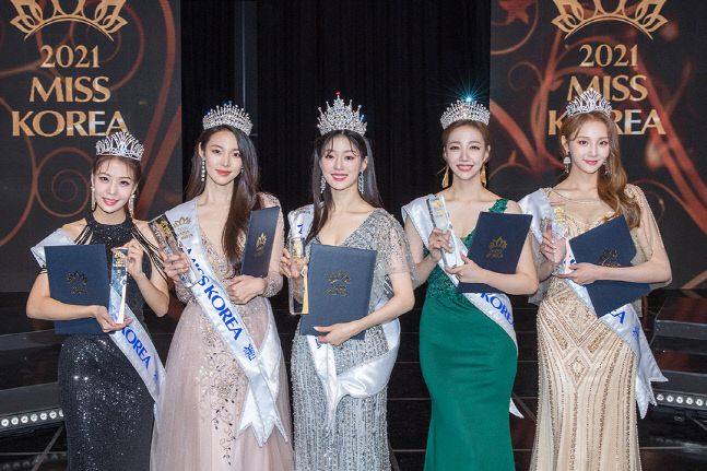 조민지, 최미나수, 최서은, 김수진, 정도희(왼쪽부터)