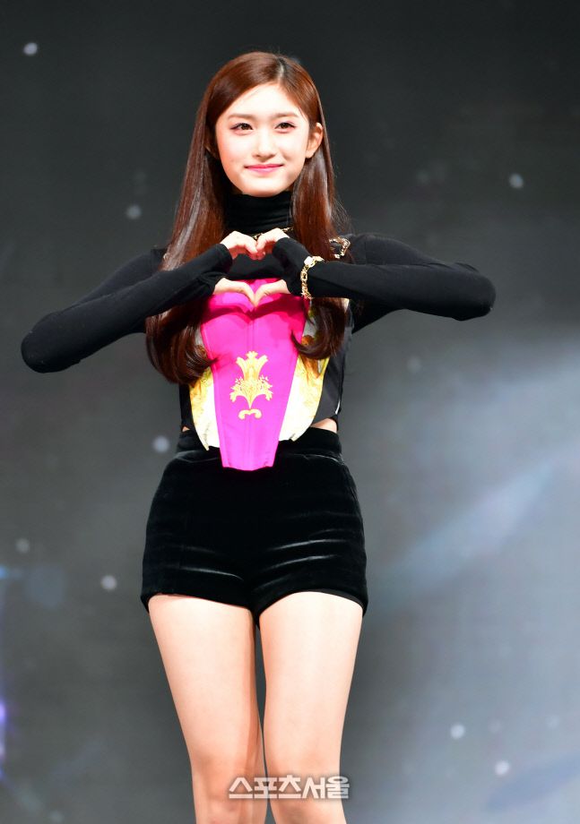 6인조 신인 걸그룹 아이브(IVE. 스타쉽엔터테인먼트)가 12월 1일 광진구 예스24라이브홀에서 데뷔 쇼케이스를 열고 힘차게 출발했다. 이서가 포토타임을 갖고 있다.아이브(유진, 가을, 원영, 리즈, 레이, 이서)는 1일 오후 6시 각종 음원 사이트를 통해 첫 번째 싱글 ‘ELEVEN(일레븐)’을 발매한다. 2021.12.01.강영조기자kanjo@sportsseoul.com