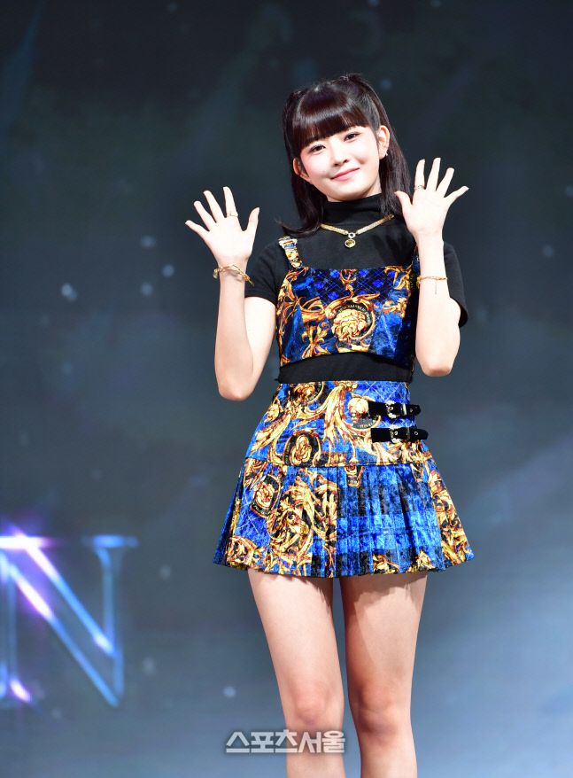 6인조 신인 걸그룹 아이브(IVE. 스타쉽엔터테인먼트)가 12월 1일 광진구 예스24라이브홀에서 데뷔 쇼케이스를 열고 힘차게 출발했다. 레이가 포토타임을 갖고 있다.아이브(유진, 가을, 원영, 리즈, 레이, 이서)는 1일 오후 6시 각종 음원 사이트를 통해 첫 번째 싱글 ‘ELEVEN(일레븐)’을 발매한다. 2021.12.01.강영조기자kanjo@sportsseoul.com