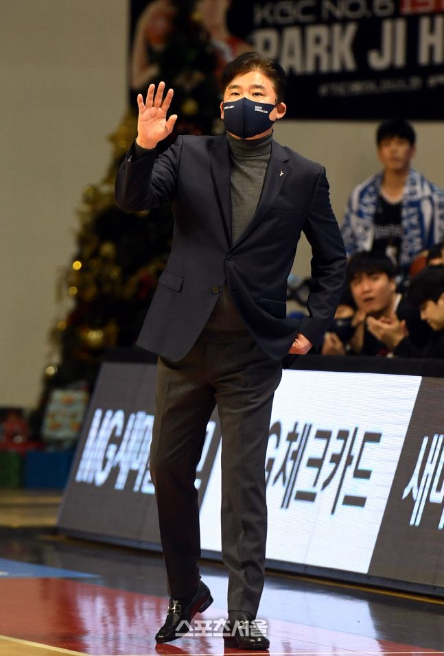 KGC 김승기 감독이 3일 안양실내체육관에서 열린 2021-2022 프로농구 안양 KGC와 창원 LG의 경기에서 작전지시를 하고 있다. 2021.12. 3.안양 | 최승섭기자 thunder@sportsseoul.com
