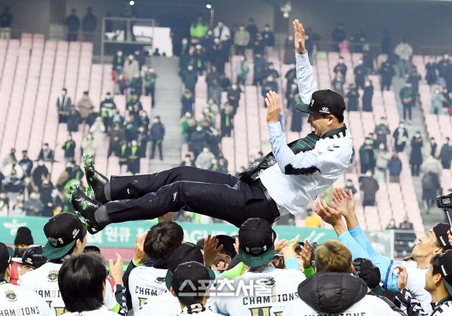 전북 선수들이 5일 전주월드컵경기장에서 열린 하나원큐 K리그1 2021 전북 현대와 제주 유나이티드의 경기에서 제주에 승리하며 우승을 차지한 뒤 김상식 감독을 헹가래 치고 있다. 2021. 12. 5. 전주 | 박진업기자 upandup@sportsseoul.com