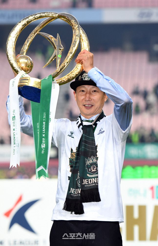 전북 김상식 감독이 5일 전주월드컵경기장에서 열린 하나원큐 K리그1 2021 전북 현대와 제주 유나이티드의 경기에서 제주에 승리하며 우승을 차지한 뒤 기념촬영을 하고 있다. 2021. 12. 5. 전주 | 박진업기자 upandup@sportsseoul.com