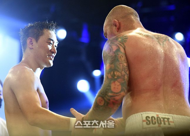 유대경과 브래들리 스콧(오른쪽)이 경기가 끝난 후 악수를 교환하고 있다. 이주상기자 rainbow@sportsseoul.com