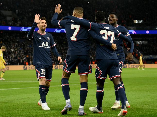 음바페(7번)가 골을 넣은 뒤 메시와 하이파이브를 하고 있다. 파리|AFP 연합뉴스