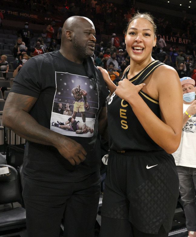 샤킬 오닐이 지난 WNBA 플레이오프 때 라스베이거스를 방문해 라스에비거스 에스 리즈 캠배이지와 기념사진을 찍고 있다. AFP연합뉴스