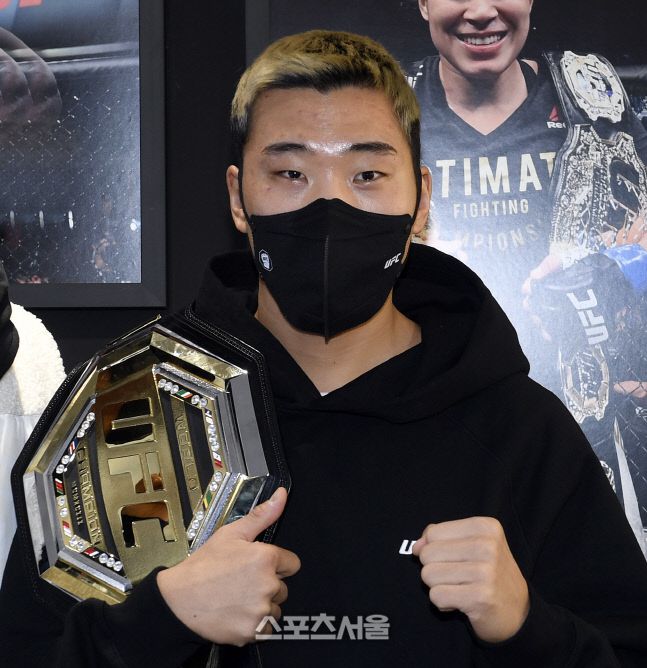 최승우가 지난 1일 서울 강남구 압구정동에서 진행된 ‘UFC 스포츠 트렁크 쇼’에서 실물 크기의 UFC 챔피언 벨트를 들어 보이고 있다. 이주상기자 rainbow@sportsseoul.com